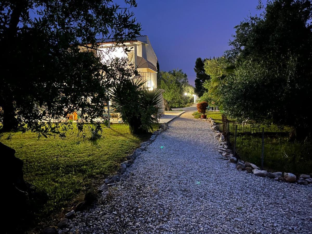 B&B Villa Mediterranee Con Parking Space Trani Zewnętrze zdjęcie